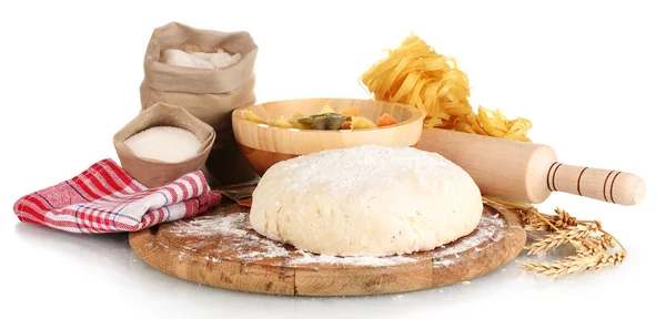 Ingredienser till hemgjord pasta på träplatta isolerad på vit — Stockfoto