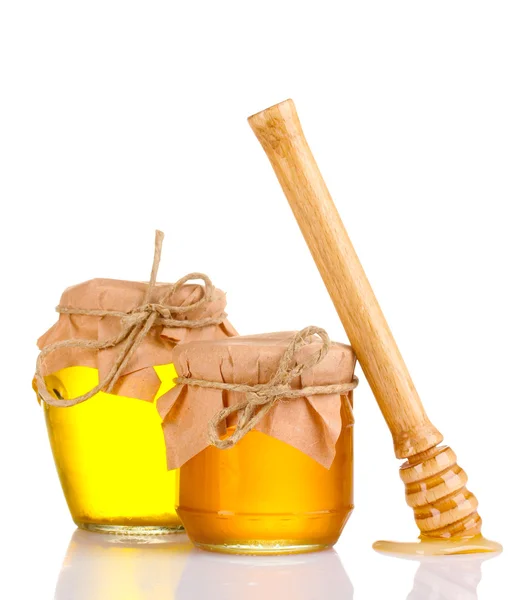 Dvě sklenice medu a dřevěné drizzler izolovaných na bílém — Stock fotografie