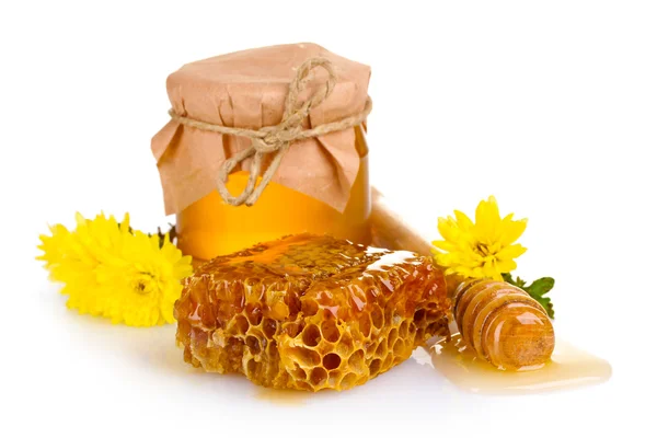 Jarra de mel, favos de mel e drizzler de madeira isolado em branco — Fotografia de Stock