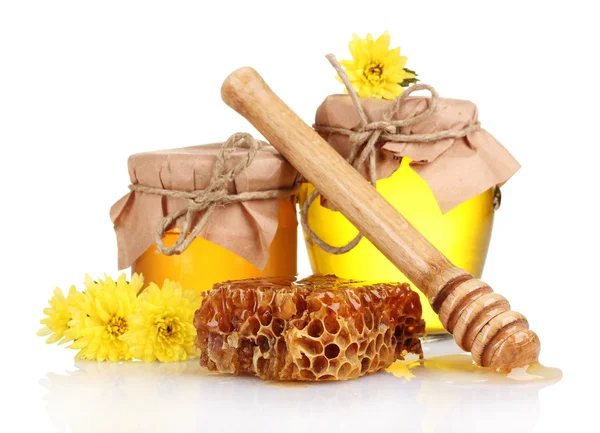 Två krukor med honung, vaxkakor och trä drizzler isolerad på vit — Stockfoto