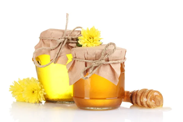 Dois frascos de mel e madeira drizzler isolado em branco — Fotografia de Stock