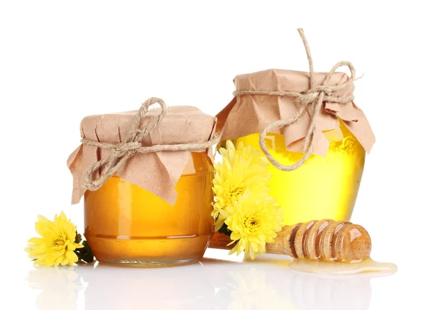Två krukor med honung och trä drizzler isolerad på vit — Stockfoto