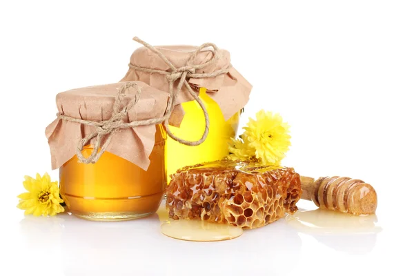 Dos frascos de miel, panales y rociadores de madera aislados en blanco —  Fotos de Stock