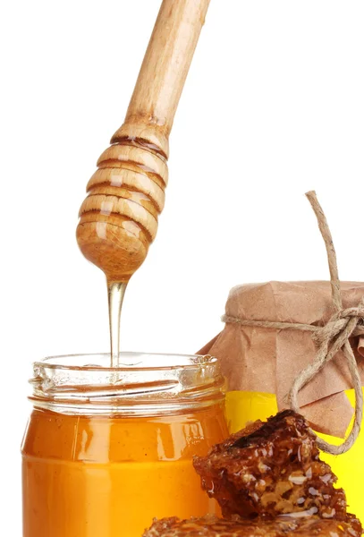 两个 jars 的蜂蜜、 蜂窝和孤立在白色的木制 drizzler — 图库照片