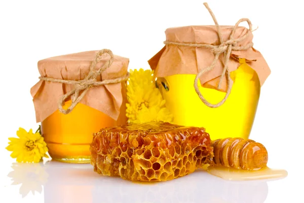 Två krukor med honung, vaxkakor och trä drizzler isolerad på vit — Stockfoto