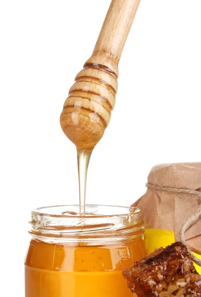 Dos frascos de miel, panales y rociadores de madera aislados en blanco — Foto de Stock