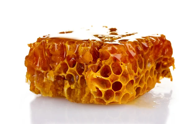 Favos de mel saborosos isolados em branco — Fotografia de Stock