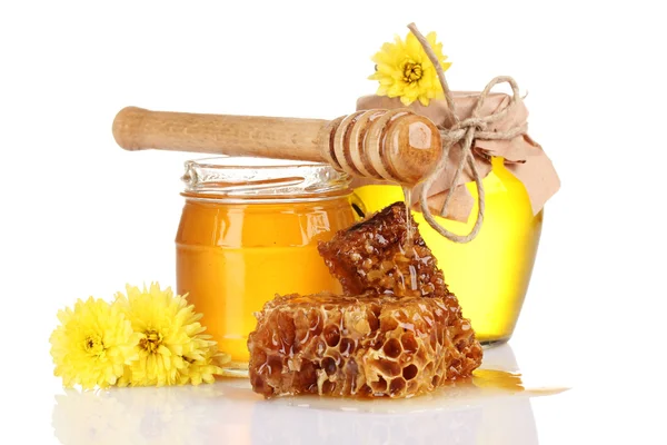 Dvě sklenice medu, voštiny a dřevěné drizzler izolovaných na bílém — Stock fotografie