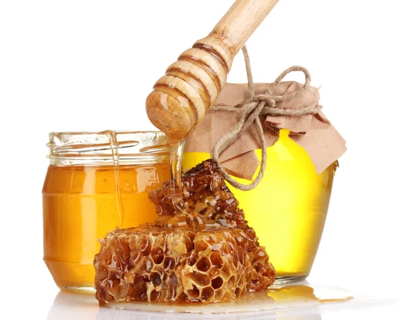 Twee potten van honing, honingraten en houten drizzler geïsoleerd op wit — Stockfoto