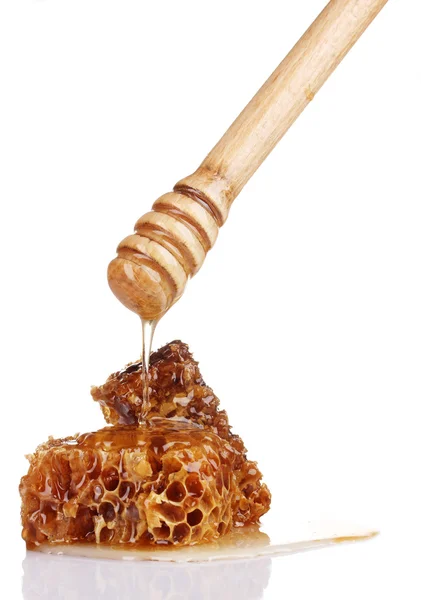Favos de mel saborosos e drizzler de madeira isolado em branco — Fotografia de Stock