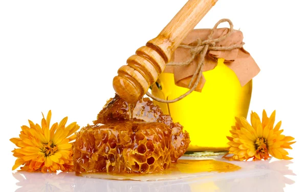 Üveg méz, lépek és elszigetelt fehér fa drizzler — Stock Fotó