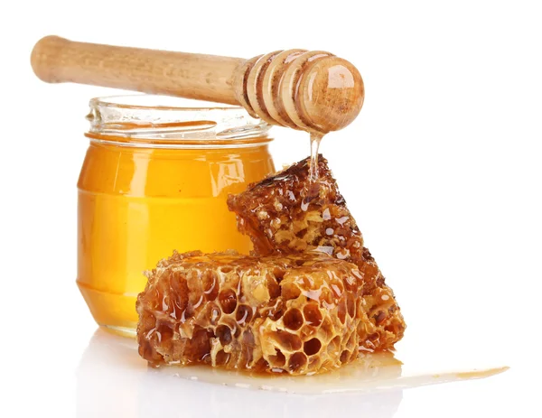 Tarro de miel, panales y rociador de madera aislado en blanco —  Fotos de Stock