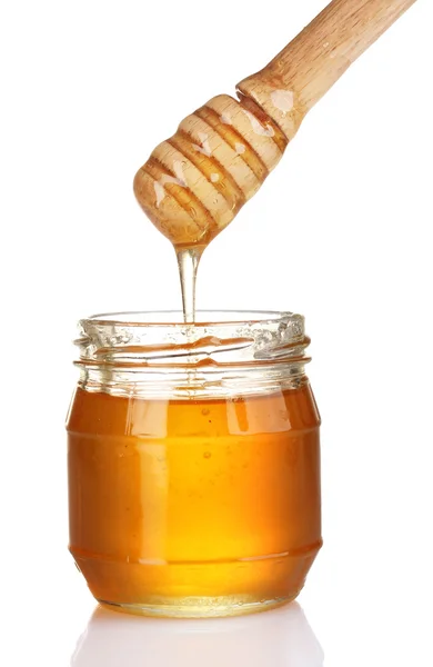 Tarro de miel y rociador de madera aislado en blanco —  Fotos de Stock