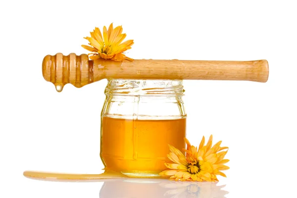 Vasetto di miele e drizzler in legno isolato su bianco — Foto Stock