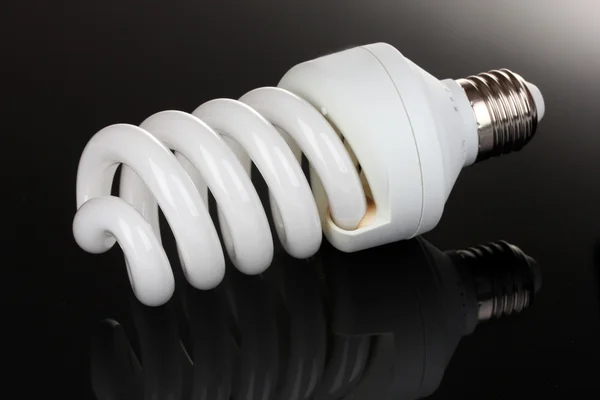 Ampoule à économie d'énergie sur fond noir — Photo