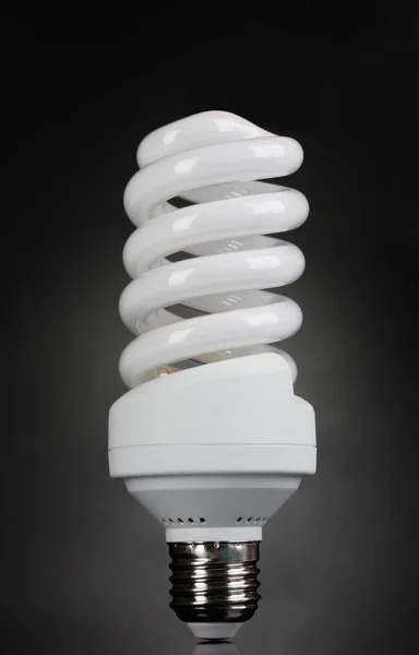 Energeticky úsporné žárovky na šedém pozadí — Stock fotografie