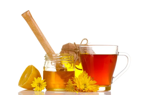 蜂蜜、 柠檬和一杯茶上白色隔离 — 图库照片