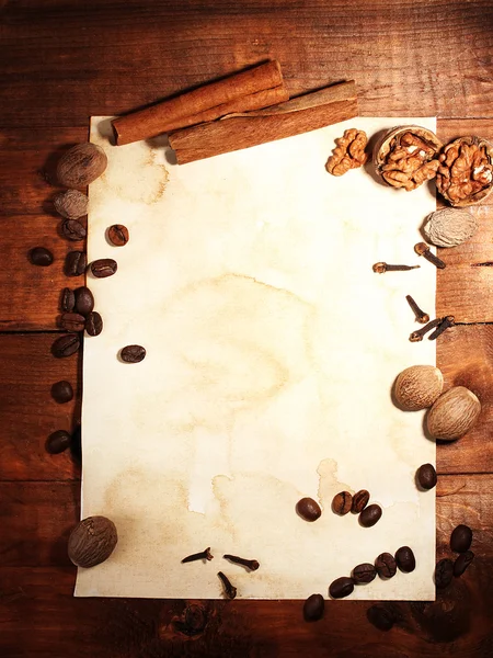 Stare księgi receptur i przyprawy na drewnianym stole — Zdjęcie stockowe