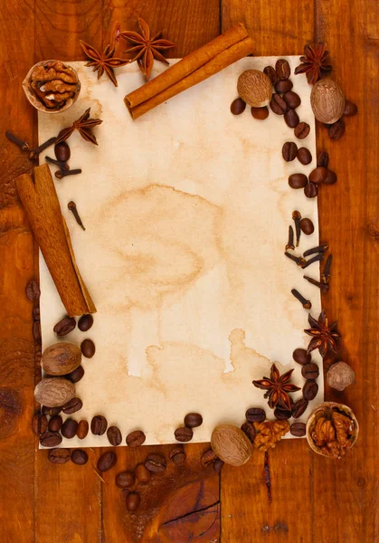 Papel velho de receitas e temperos em mesa de madeira — Fotografia de Stock