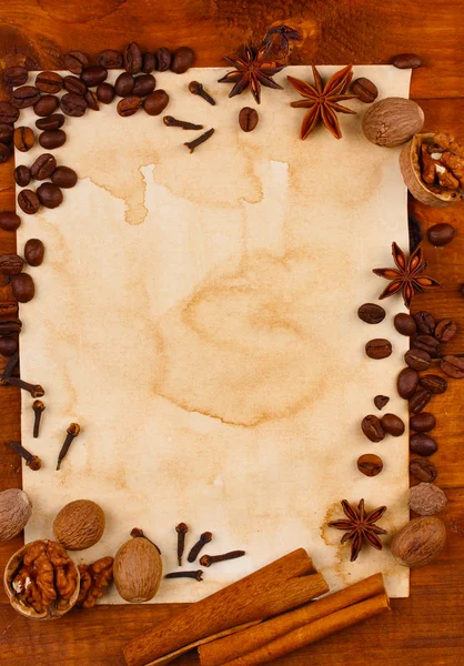 Oud papier voor recepten en specerijen op houten tafel — Stockfoto