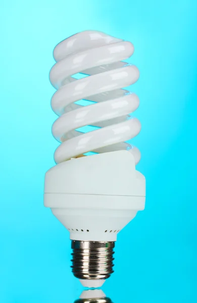 Energeticky úsporné žárovky na modrém pozadí — Stock fotografie