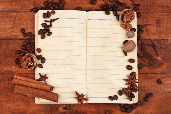 Starý papír pro recepty a koření na dřevěný stůl — Stock fotografie
