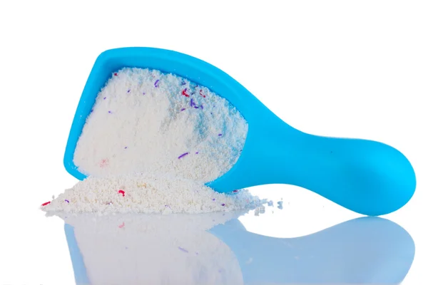 Pó de lavagem em recipiente azul, isolado sobre branco — Fotografia de Stock