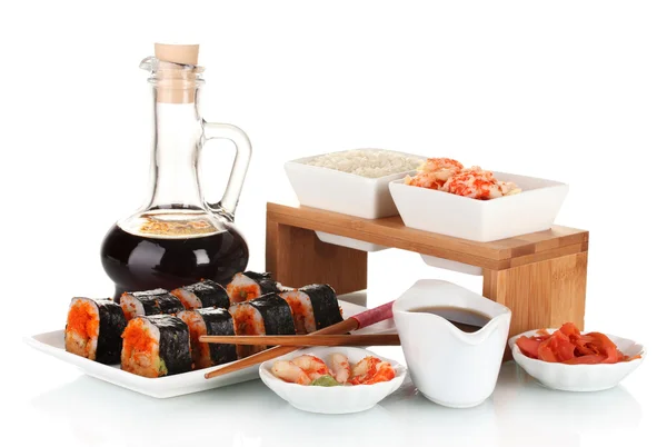 プレート、箸、醤油、魚およびエビ分離に美味しいお寿司 — ストック写真