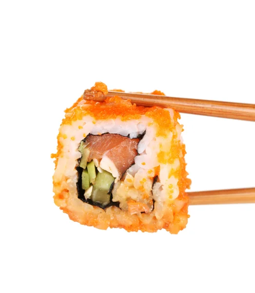 Délicieux sushis et baguettes isolés sur blanc — Photo