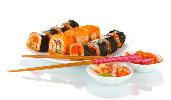 Heerlijke sushi op plaat, eetstokjes, saus, vis en garnalen geïsoleerd op w — Stockfoto