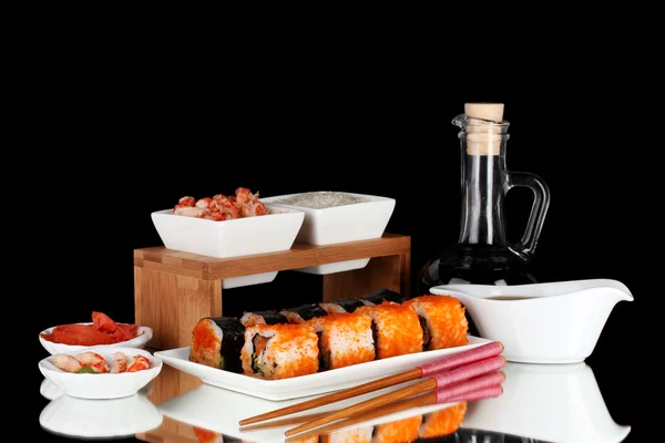 Delicioso sushi em prato, pauzinhos, molho de soja, peixe e camarões em cinza b — Fotografia de Stock