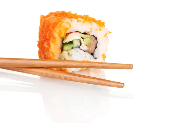 Heerlijke sushi en eetstokjes geïsoleerd op wit — Stockfoto