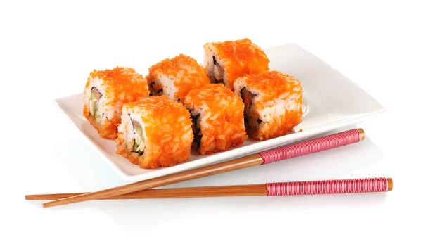 Plaka ve yemek çubukları üzerinde beyaz izole lezzetli sushi — Stok fotoğraf