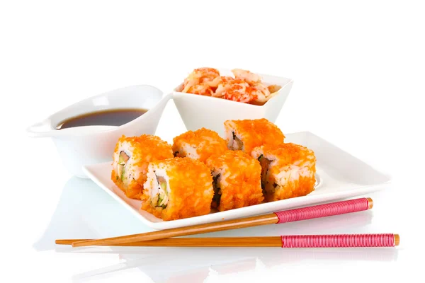 Lahodné sushi na talíř, hůlky, sojová omáčka a krevety izolovaných na wh — Stock fotografie