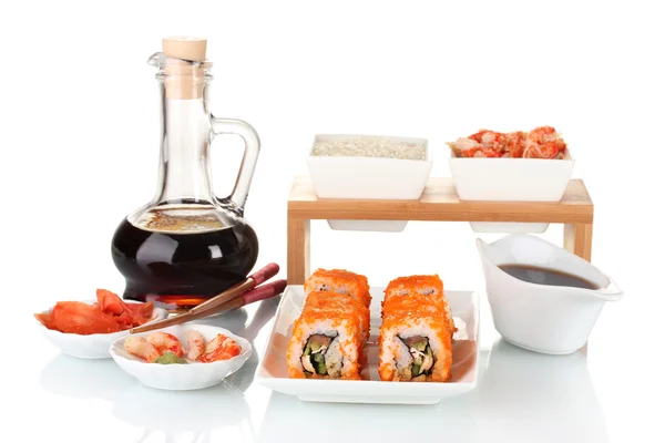 접시, 젓가락, 간장, 생선, 새우 절연에 맛 있는 초밥 — 스톡 사진