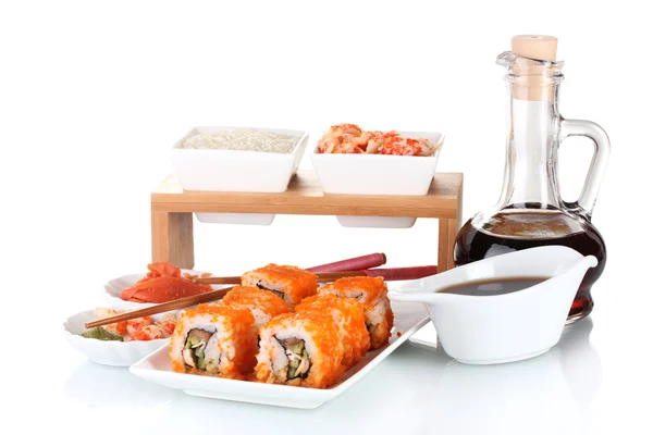 Pyszne sushi na płytkę, pałeczki, sos sojowy, ryby i krewetki na białym tle — Zdjęcie stockowe