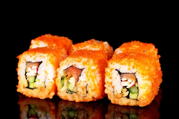 Köstliches Sushi auf schwarzem Hintergrund — Stockfoto