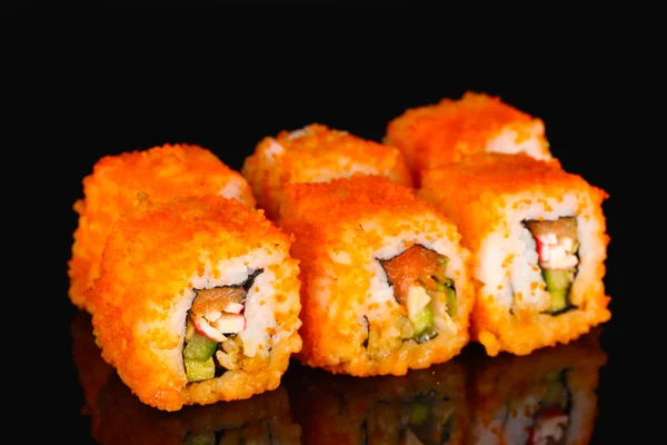 黑色背景的美味寿司 — 图库照片