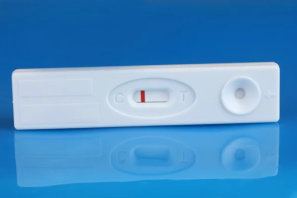 Graviditetstest på blå bakgrunn – stockfoto