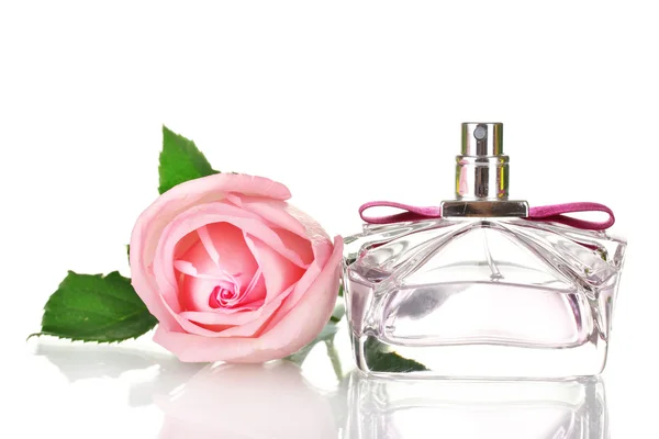 Parfumfles en roze rose geïsoleerd op wit — Stockfoto
