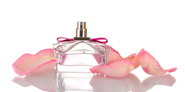 Flacon de parfum et pétales roses isolés sur blanc — Photo