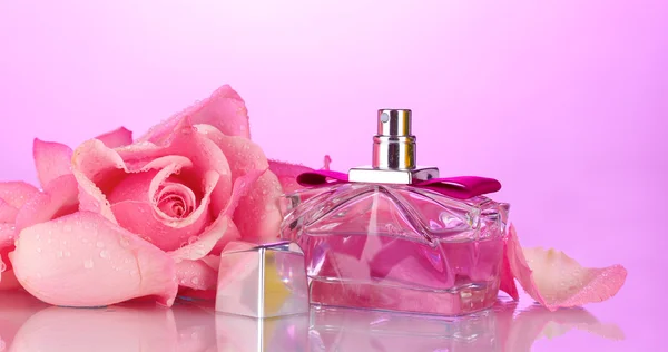 सुगंध बोतल और गुलाबी गुलाब गुलाब पर — स्टॉक फ़ोटो, इमेज