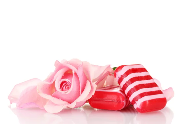 Dois sabão e rosa rosa isolado em branco — Fotografia de Stock
