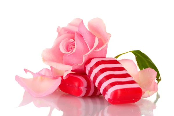 Δύο σαπούνι και ροζ τριαντάφυλλο που απομονώνονται σε λευκό — Φωτογραφία Αρχείου