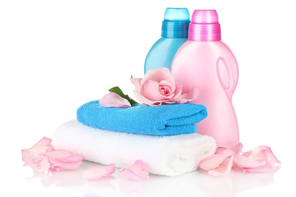 Handdoek en schoonmaken geïsoleerd op wit — Stockfoto