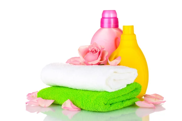 Asciugamano e pulizia isolati su bianco — Foto Stock