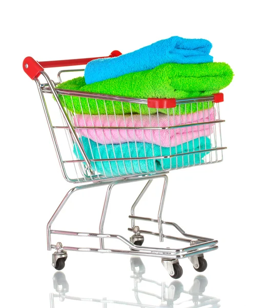 Koszyk na zakupy i ręczniki na białym tle — Zdjęcie stockowe