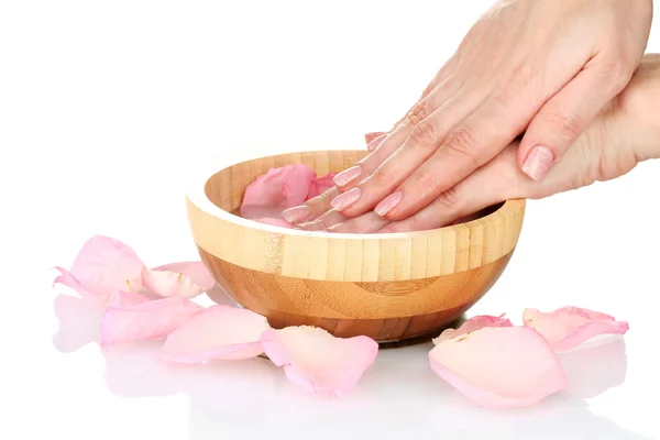 Belle mani femminili e petali di rosa — Foto Stock