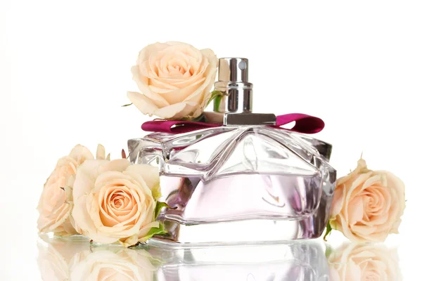 Жіночі парфуми в красивій пляшці на білому тлі — стокове фото