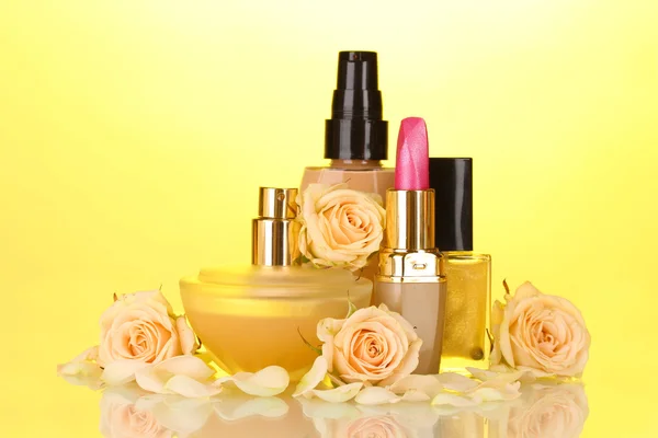 ? osmetics met rozen op geel — Stockfoto